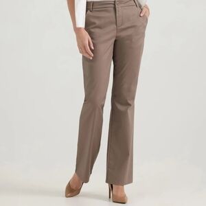 Lee Women's No Wrinkle  Boot-Cut Pants in Taupe / Size : 6m